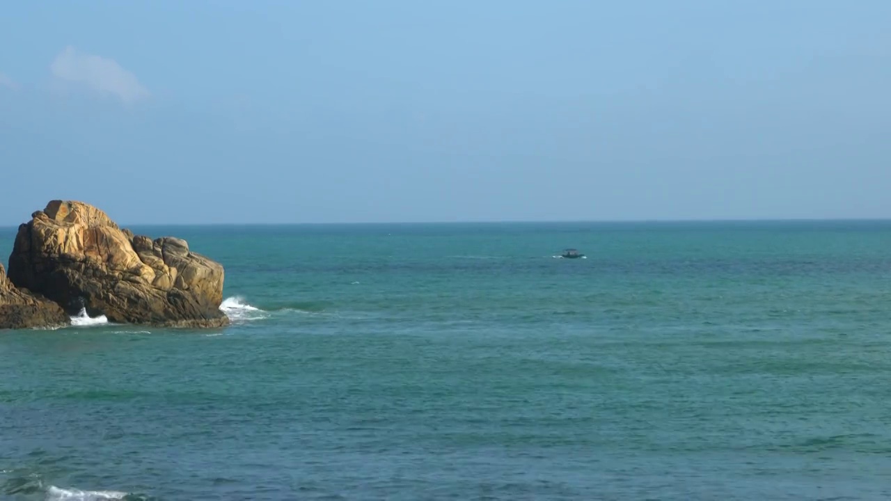 4K海南万宁海边蓝天白云沙滩视频视频素材