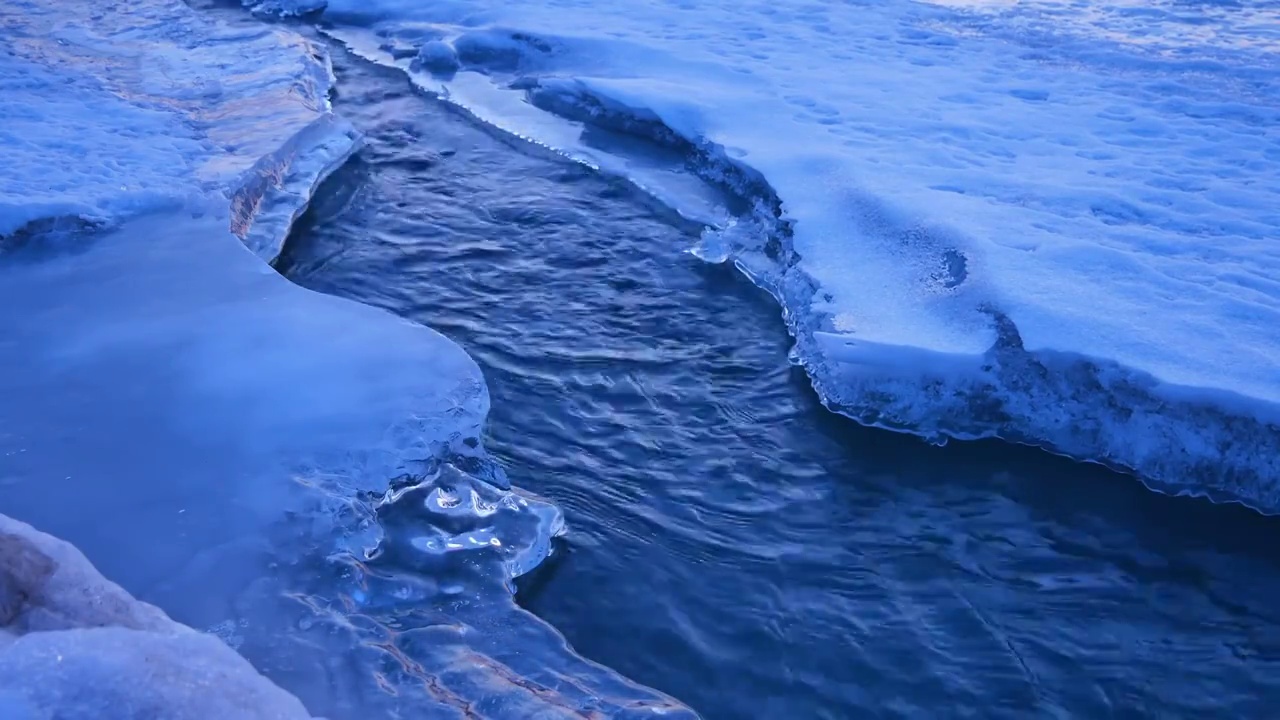 黄昏静静流淌的冰河水视频素材