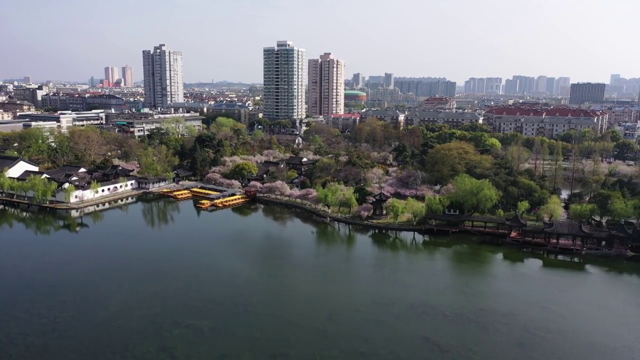 南京莫愁湖公园和莫愁湖的春色风光视频素材