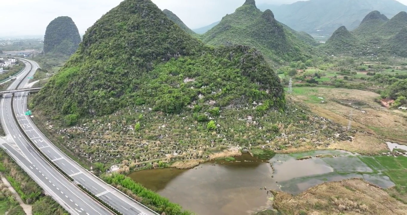 坟堆山下的墓地视频素材