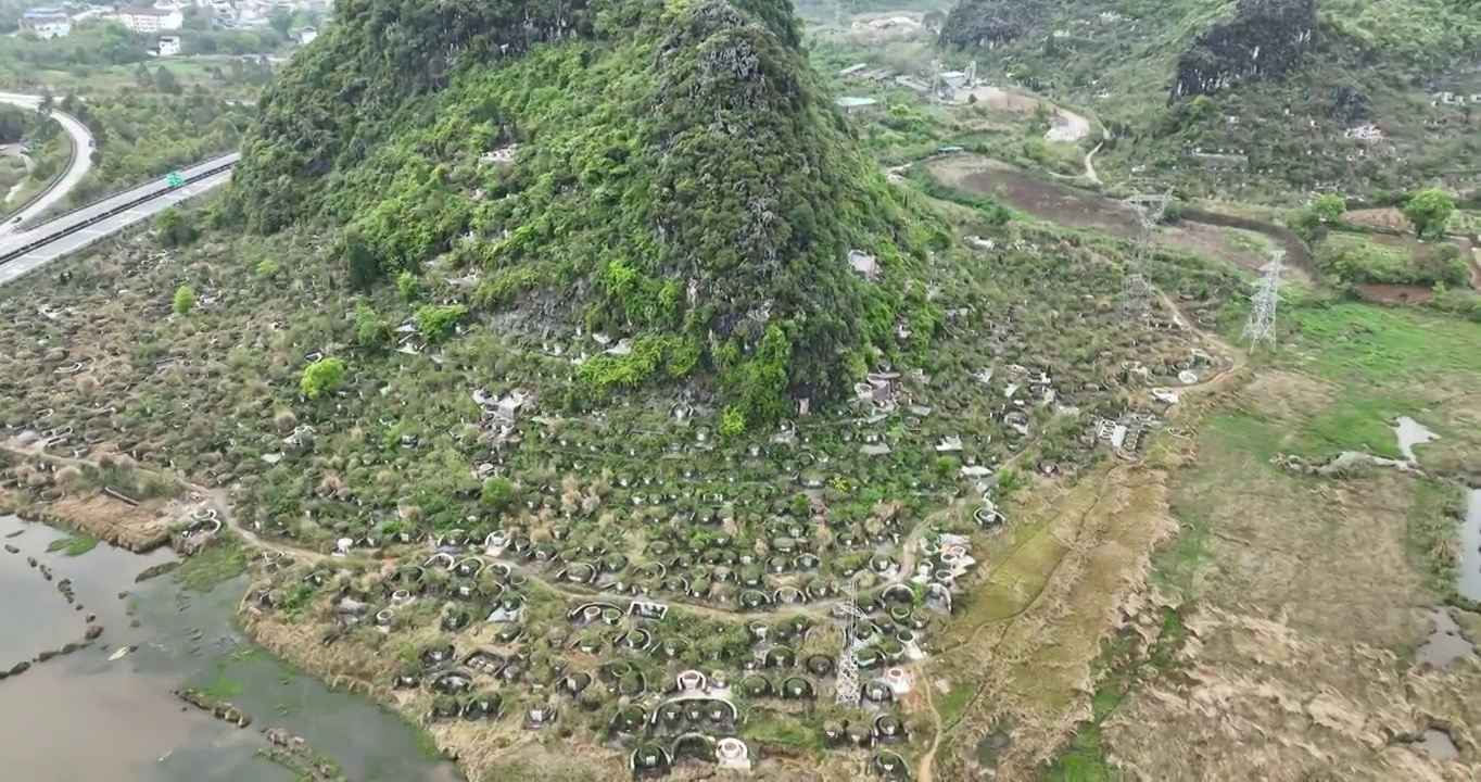 坟堆山下的墓地视频素材