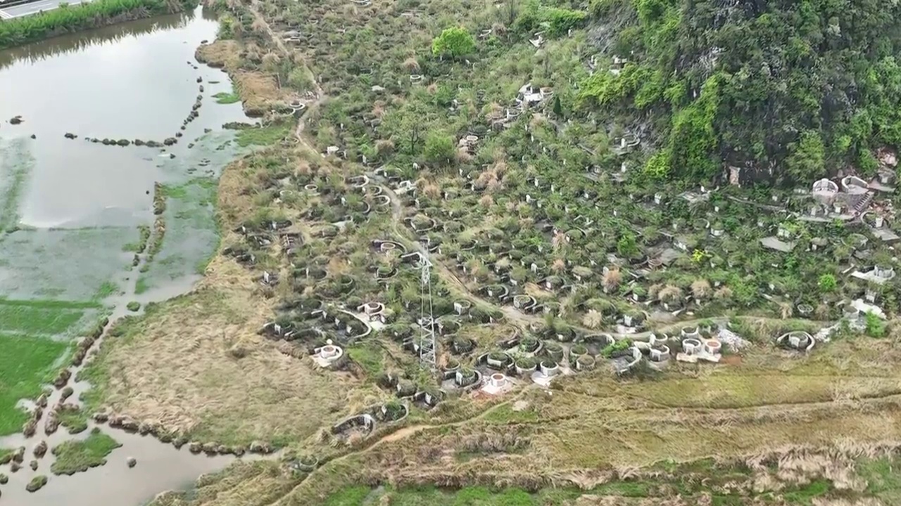 坟堆山下的墓地视频素材