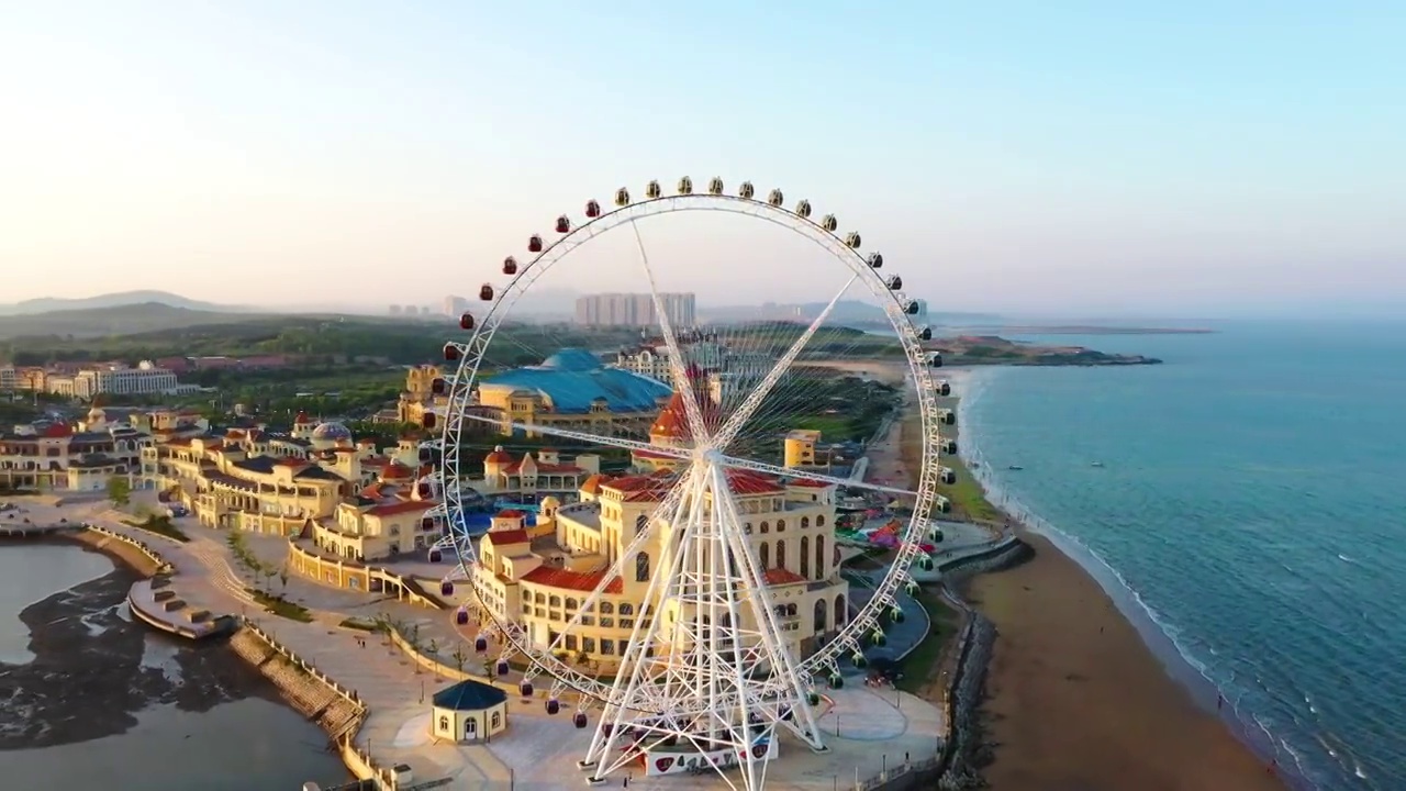 海边的摩天轮和建筑视频素材