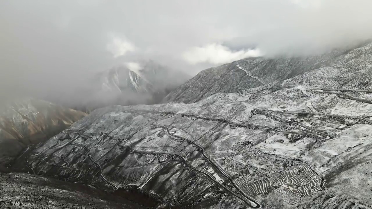 川藏线觉巴山云雾缭绕雪山航拍素材视频素材