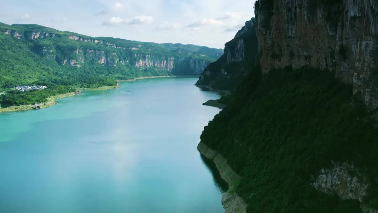 航拍贵州毕节百里画廊东风湖视频素材