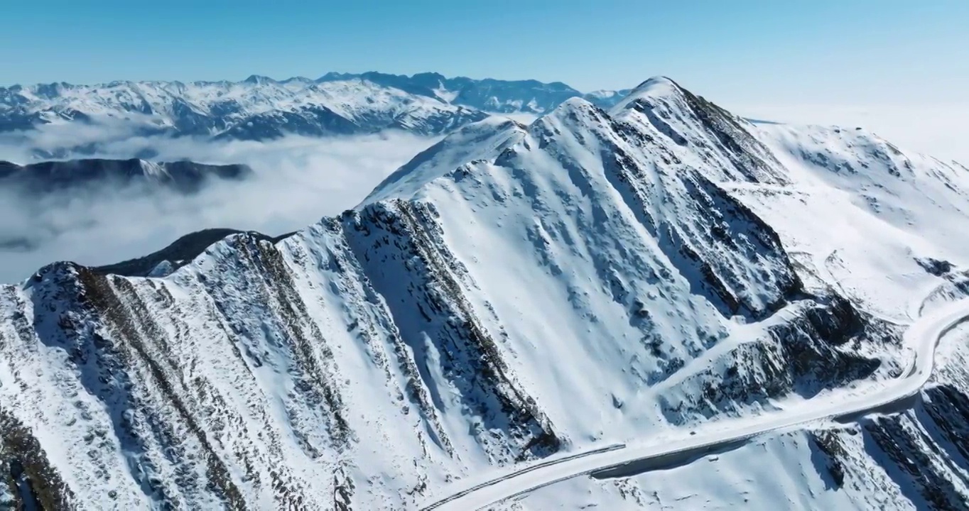 冬天白雪覆盖四川夹金山的航拍风景视频素材