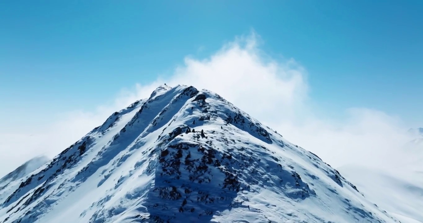 冬天白雪覆盖四川夹金山的航拍风景视频素材