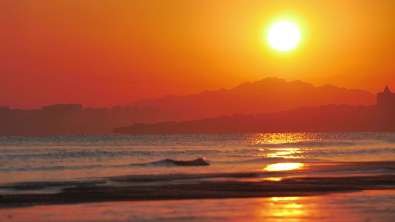 太阳在海面冉冉升起视频素材