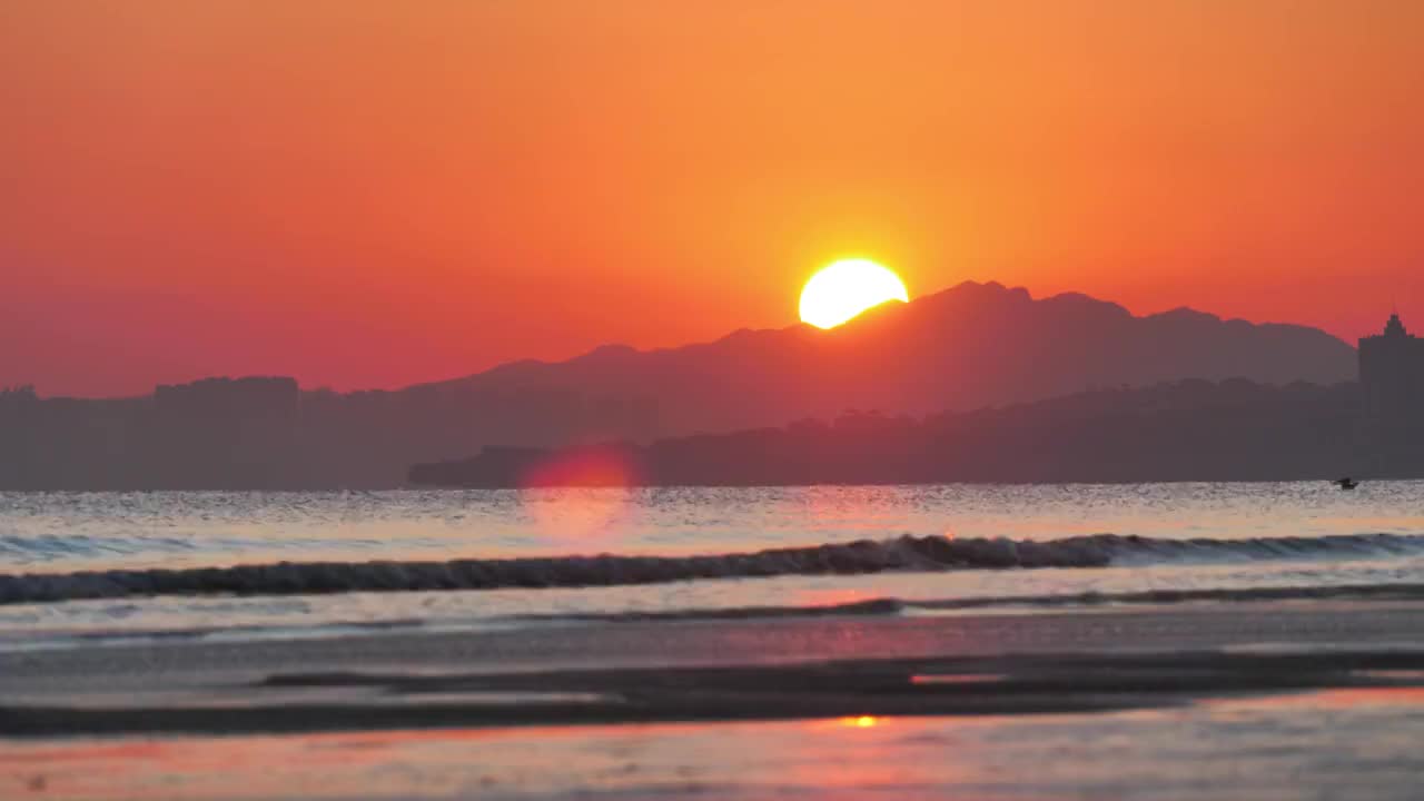 太阳在海面冉冉升起视频素材