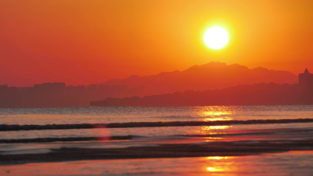 太阳在海面冉冉升起视频素材