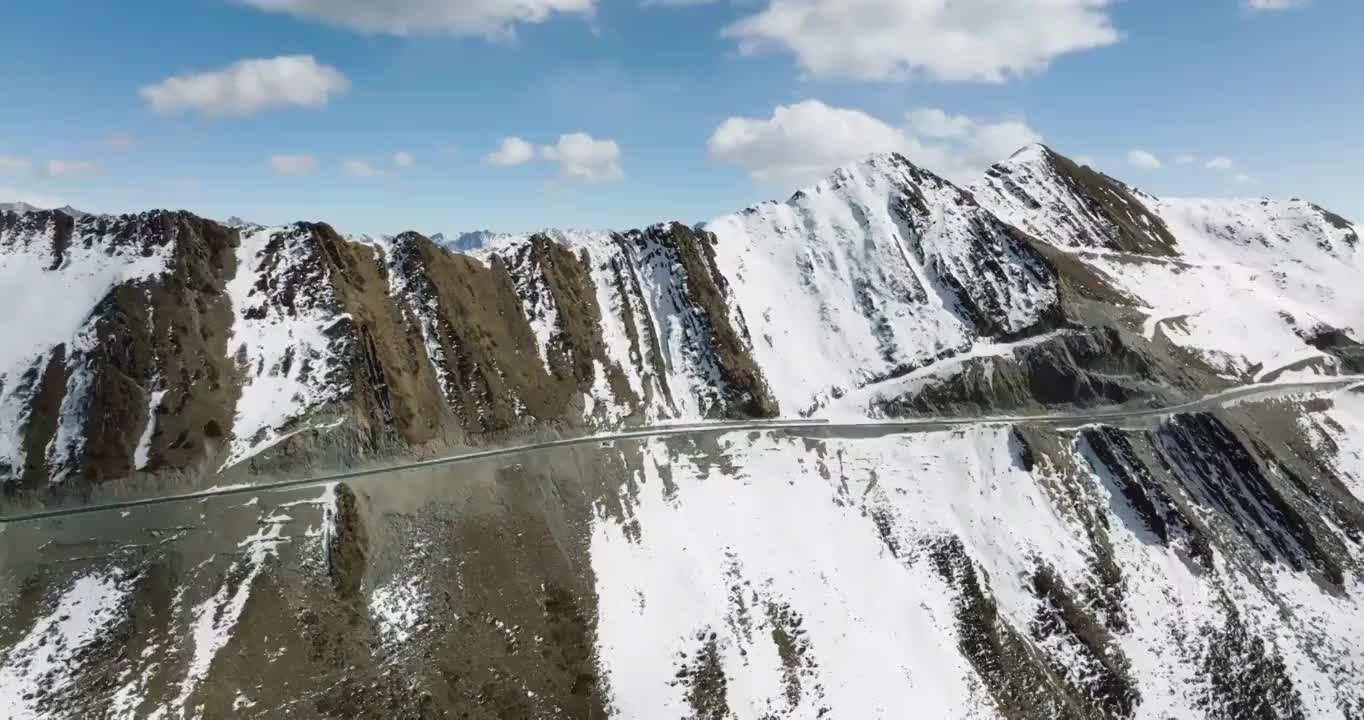 四川阿坝小金县夹金山的航拍风景 蜿蜒的山路在白雪皑皑的山上视频素材