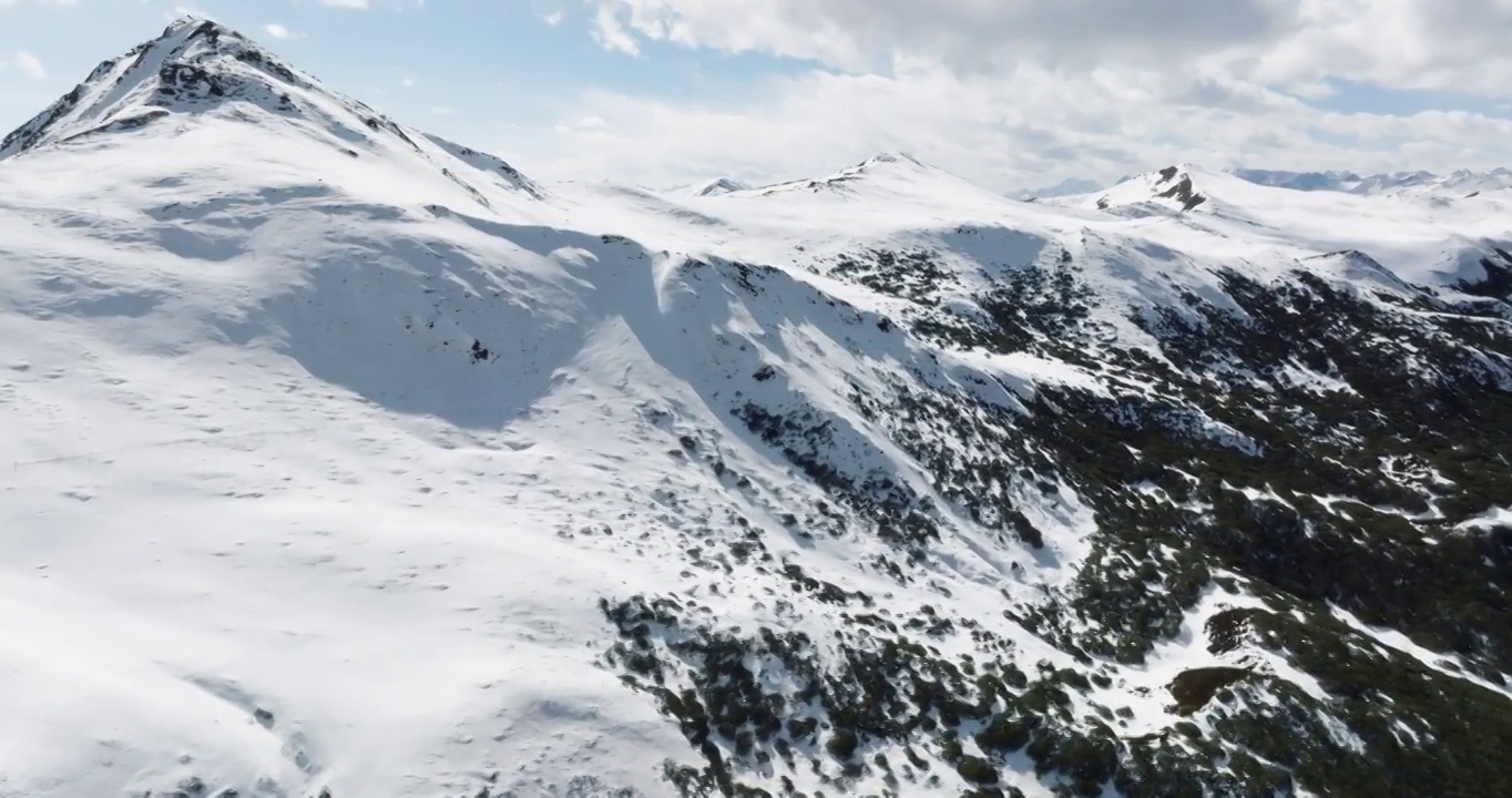 冬日的红军长征翻越的夹金山白雪皑皑 巍峨壮丽视频素材