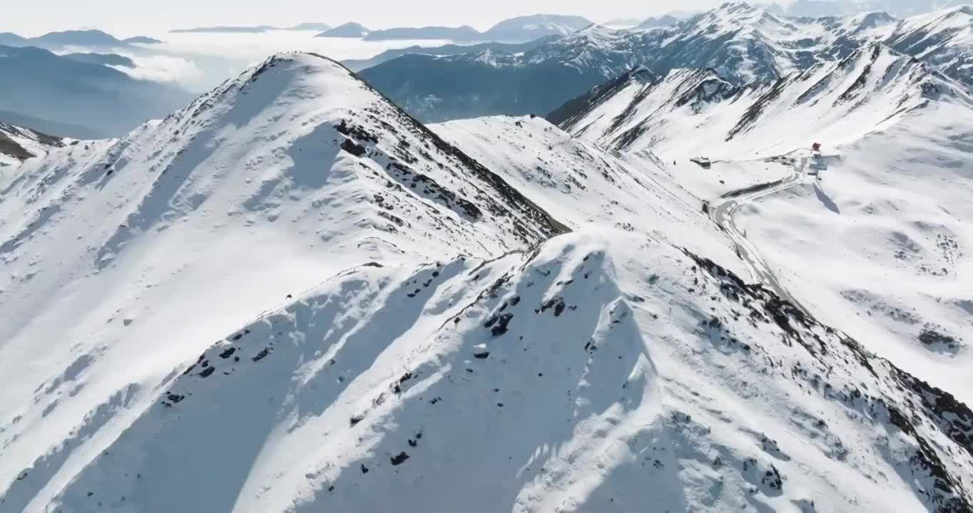 冬日的红军长征翻越的夹金山白雪皑皑 巍峨壮丽视频素材