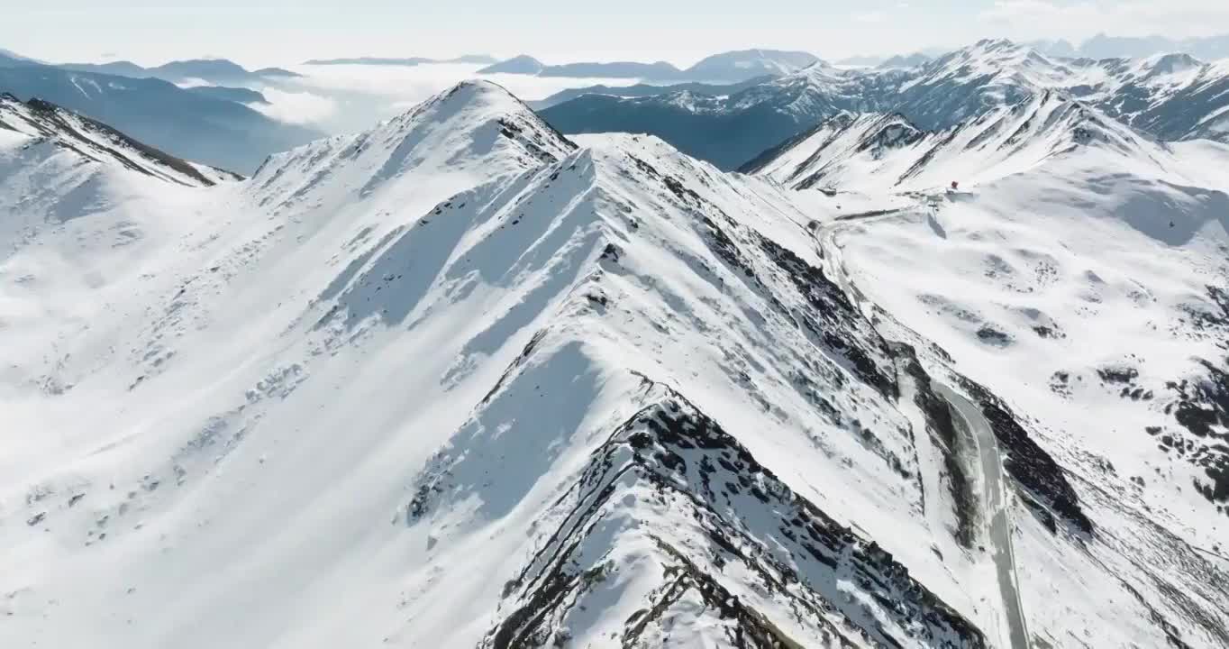 冬日的红军长征翻越的夹金山白雪皑皑 巍峨壮丽视频素材