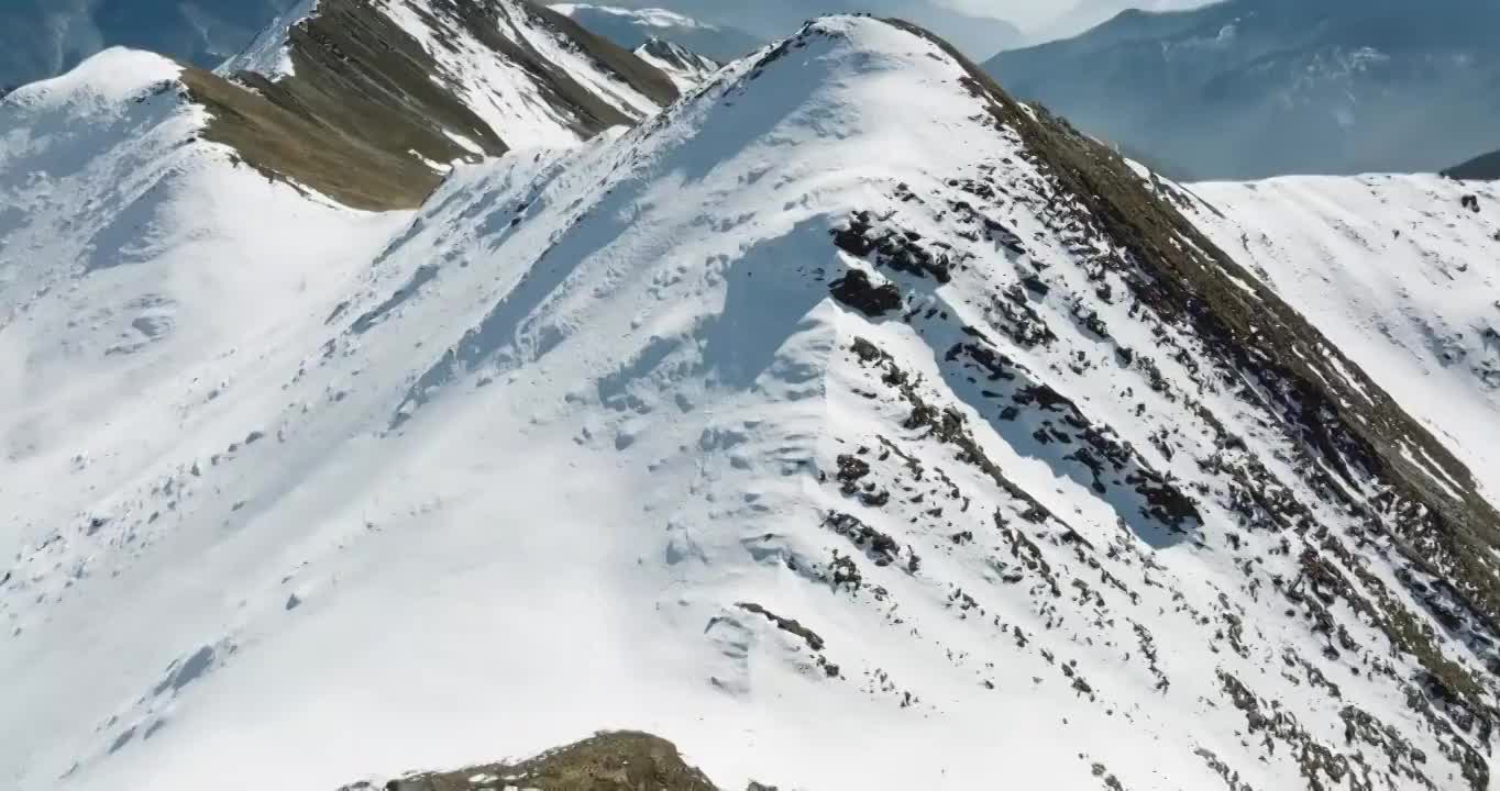 冬日的红军长征翻越的夹金山白雪皑皑 巍峨壮丽视频素材