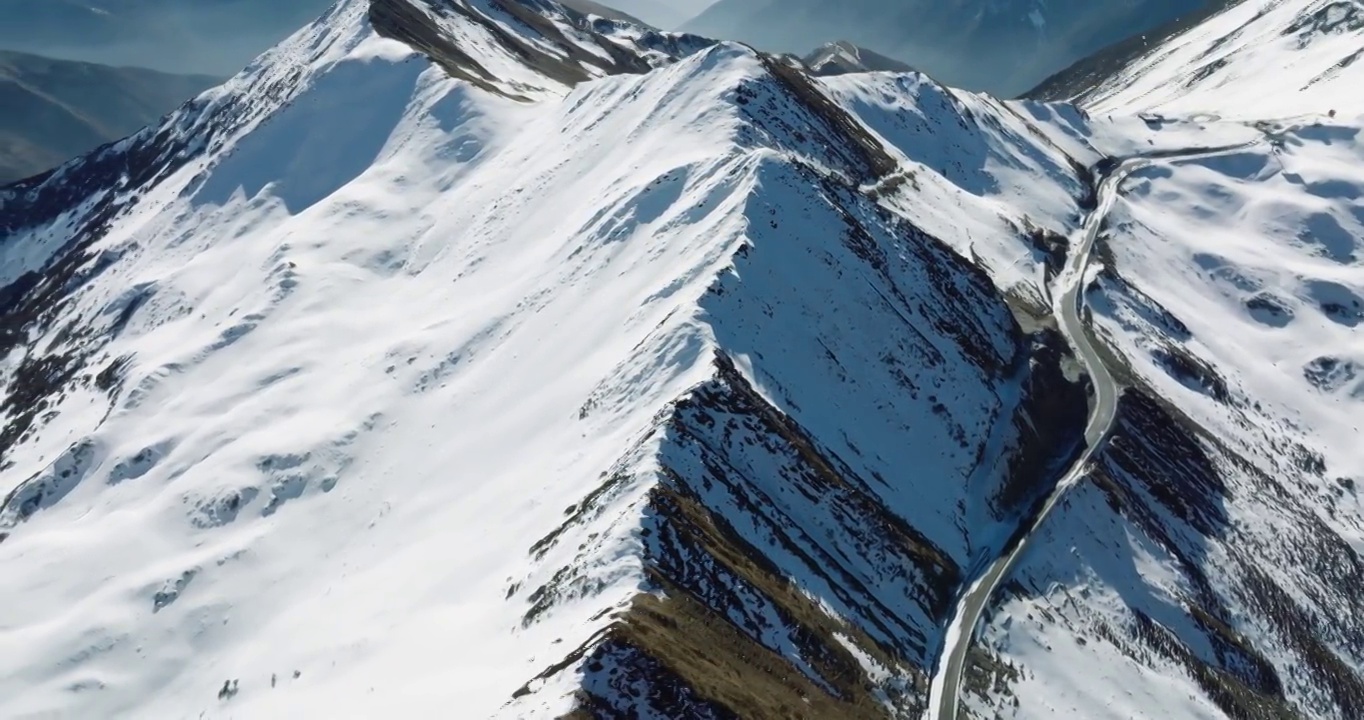 冬日的红军长征翻越的夹金山白雪皑皑 巍峨壮丽视频素材