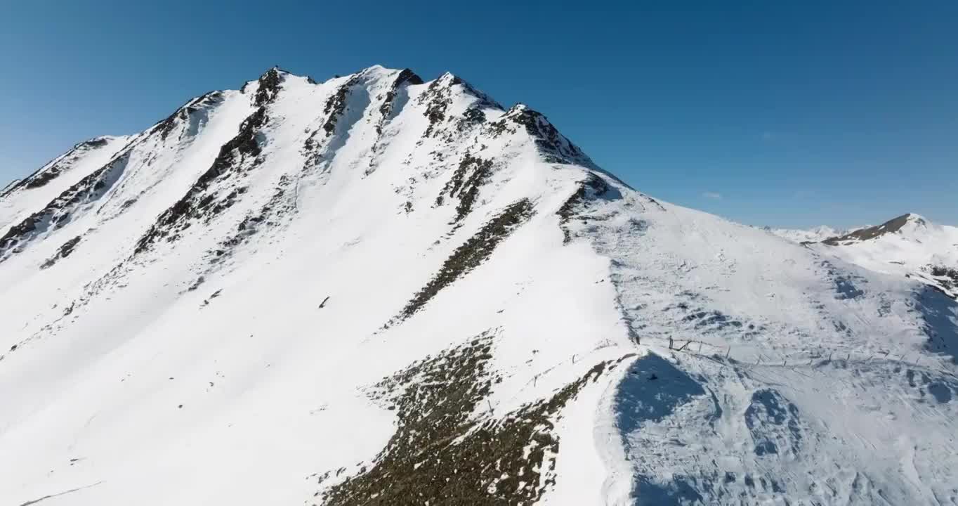 冬日的红军长征翻越的夹金山白雪皑皑 巍峨壮丽视频素材