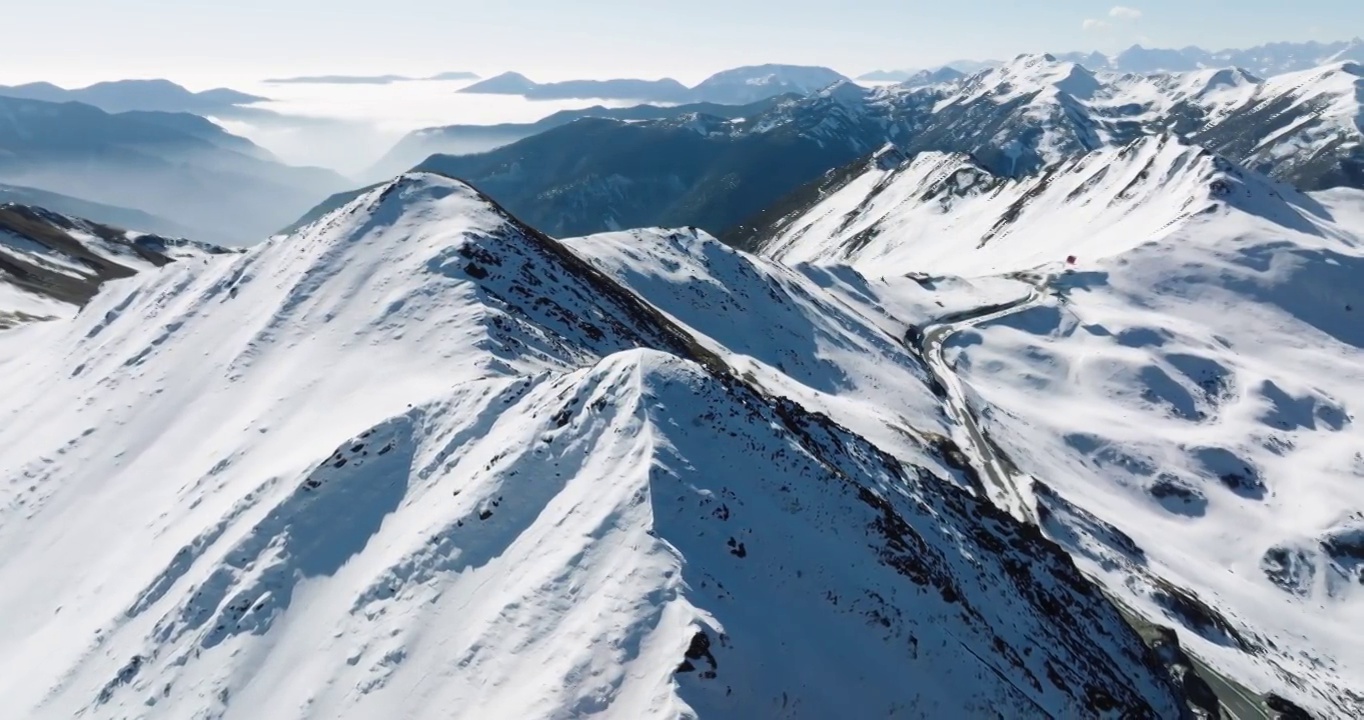 冬日的红军长征翻越的夹金山白雪皑皑 巍峨壮丽视频素材