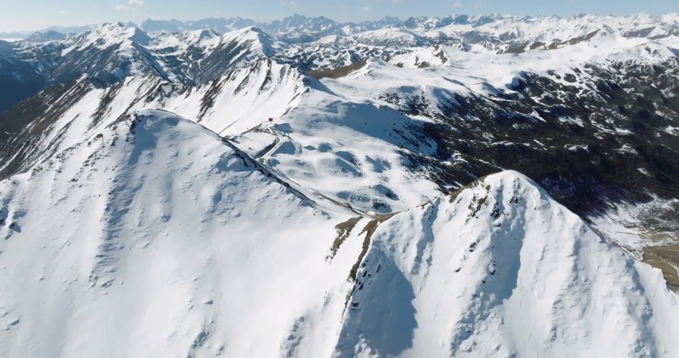 冬日的红军长征翻越的夹金山白雪皑皑 巍峨壮丽视频素材