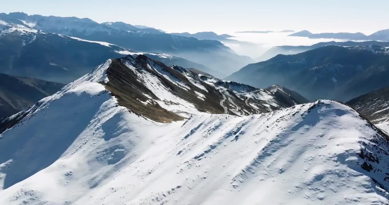 航拍夹金山山峰陡峭 云雾漂浮峡谷视频素材