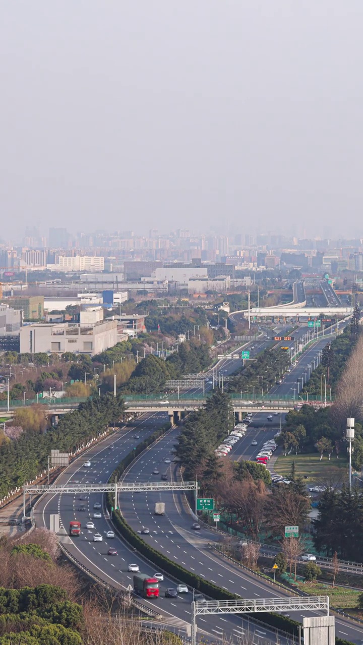 延时城市风景：成灌高速成都收费站 (G4217蓉昌高速入口西北向)（竖版）视频素材