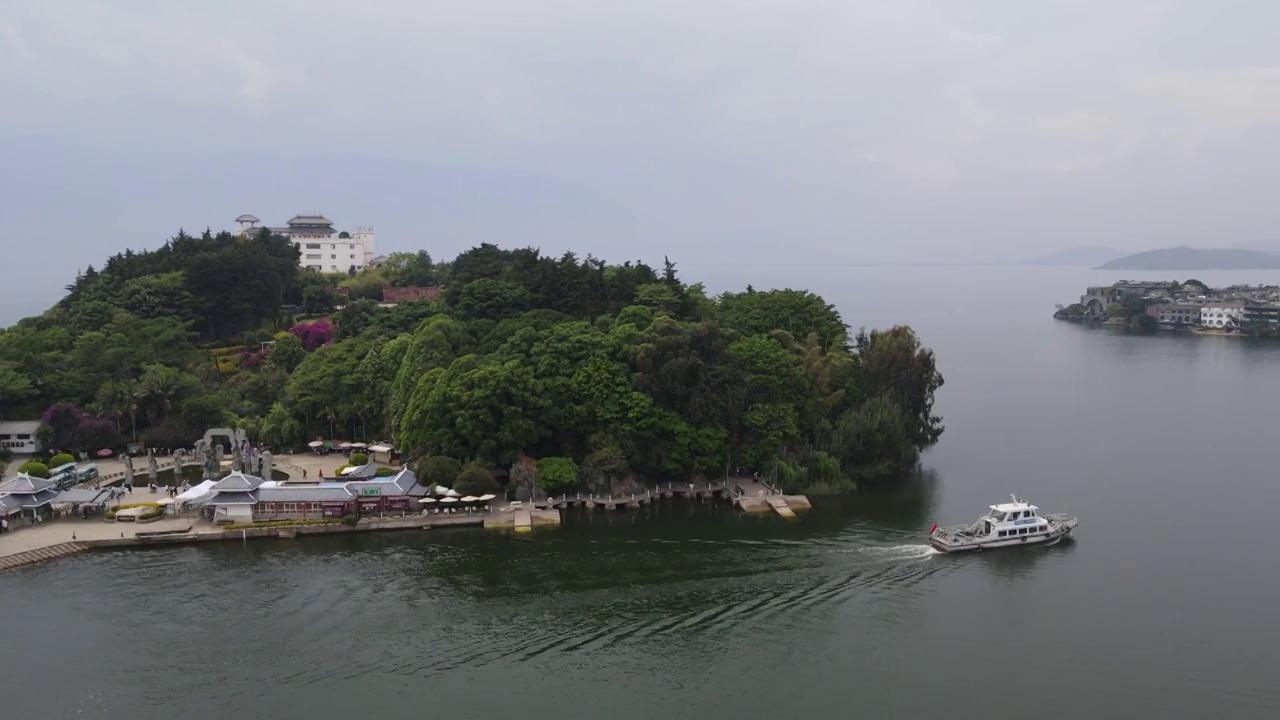 在水一方-大理洱海南诏风情岛视频素材