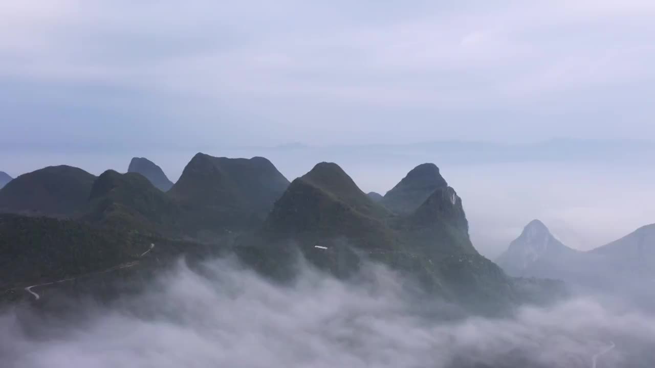 春天清晨桂林群山间的云雾缭绕视频素材