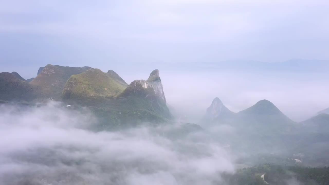 春天清晨桂林群山间的云雾缭绕视频素材