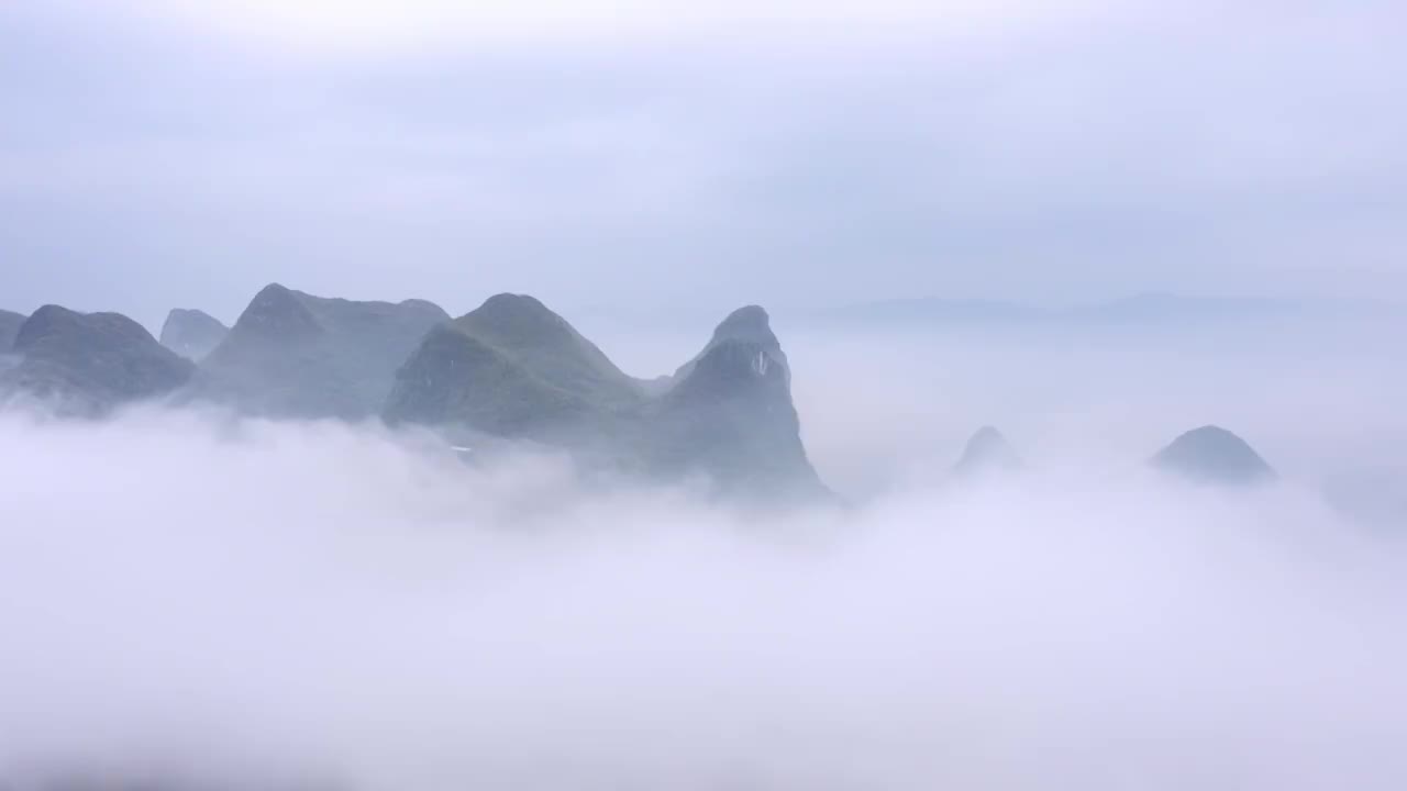 春天清晨桂林群山间的云雾缭绕视频素材