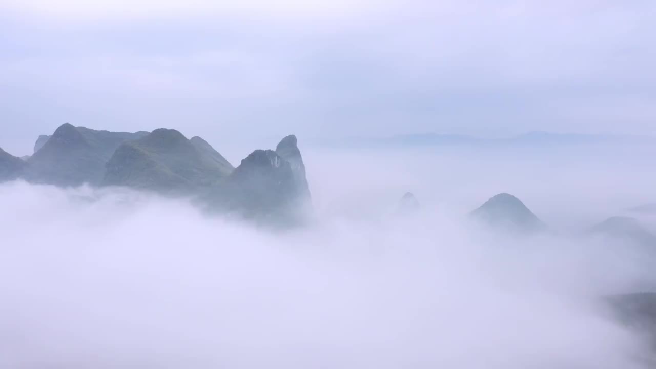 春天清晨桂林群山间的云雾缭绕视频素材