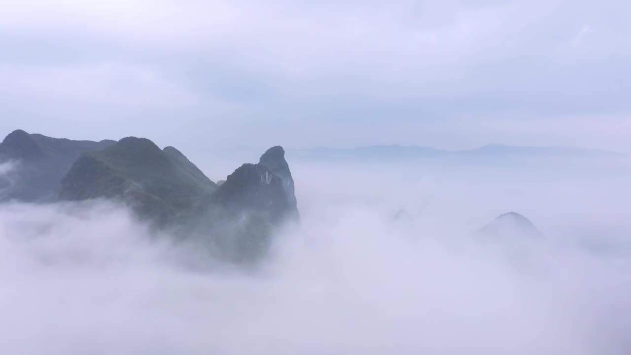 春天清晨桂林群山间的云雾缭绕视频素材