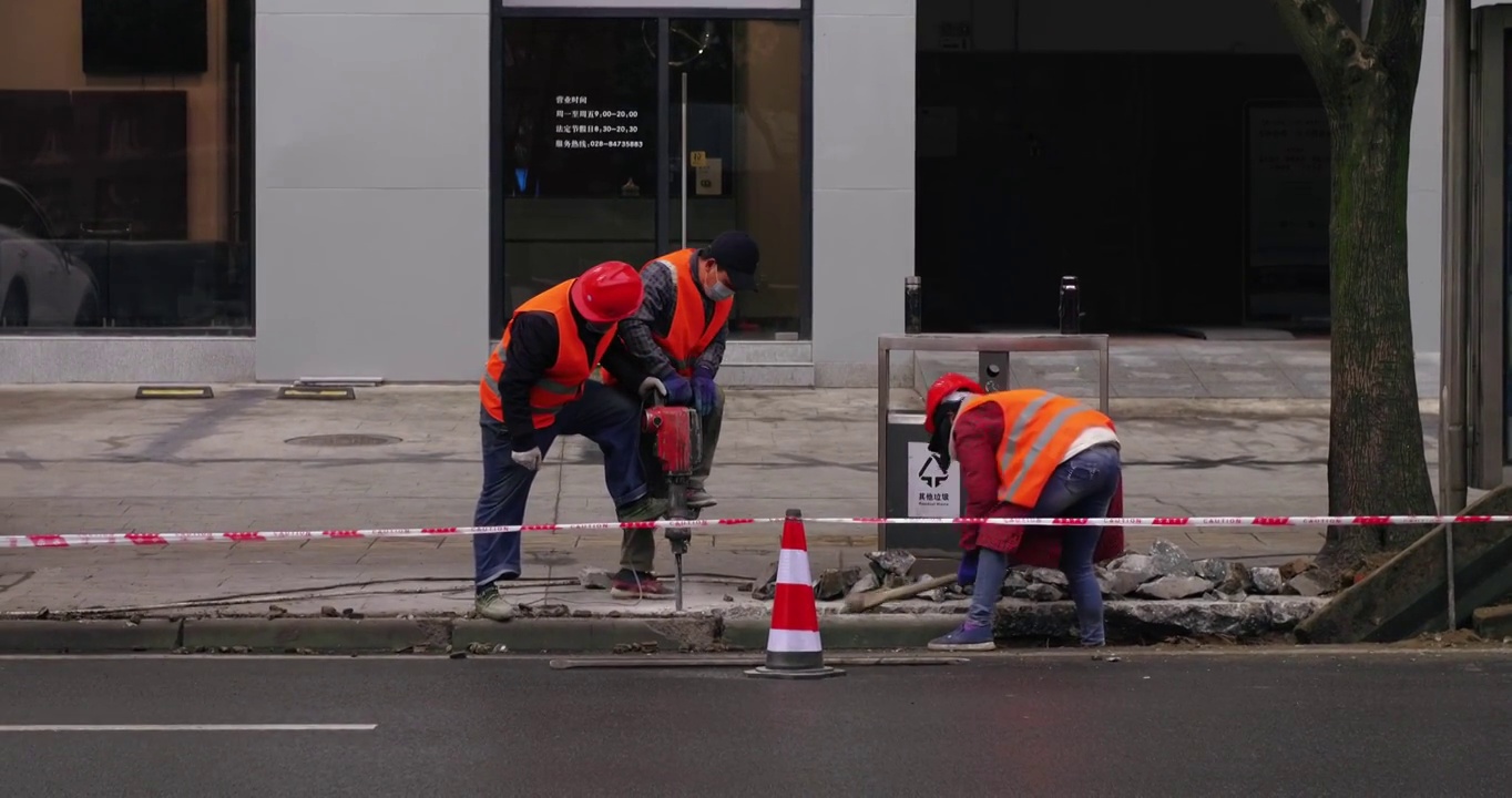 成都街头工人在路边修建视频素材