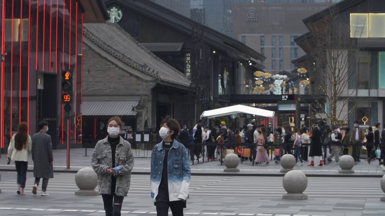 疫情期间成都街头戴口罩的人群过马路的慢镜头视频素材