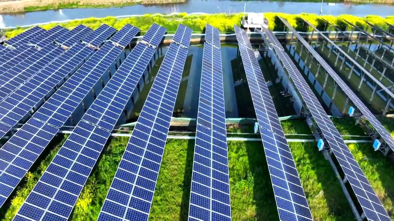 光伏太阳能电池板低空视角航拍视频素材