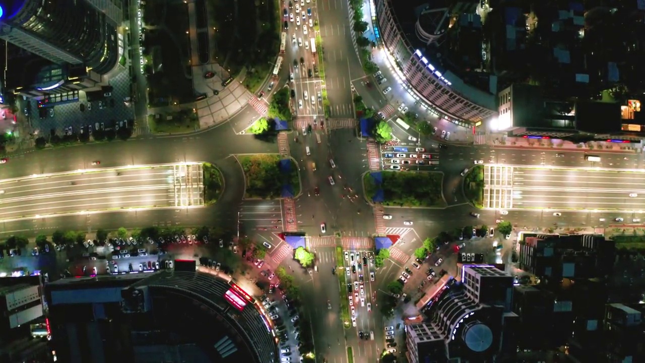 航拍城市道路 十字路口 夜景  灯光 车流 实时视频 /广东 江门市视频素材