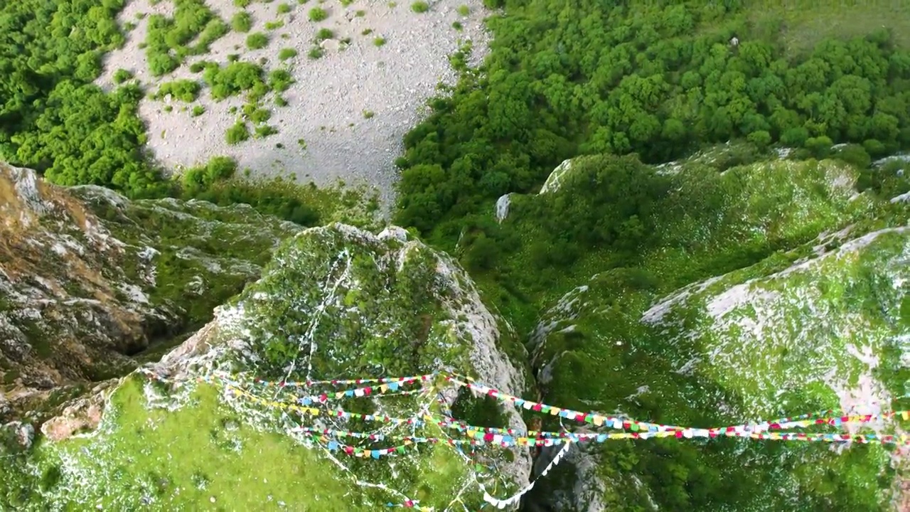 航拍阿坝州草原经幡藏族经幡航拍视频素材