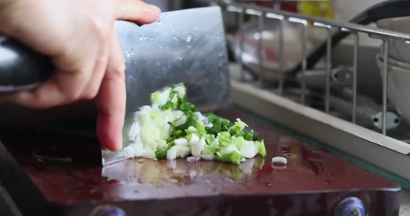 美食烹饪：炒面制作，香料小葱切丁视频素材