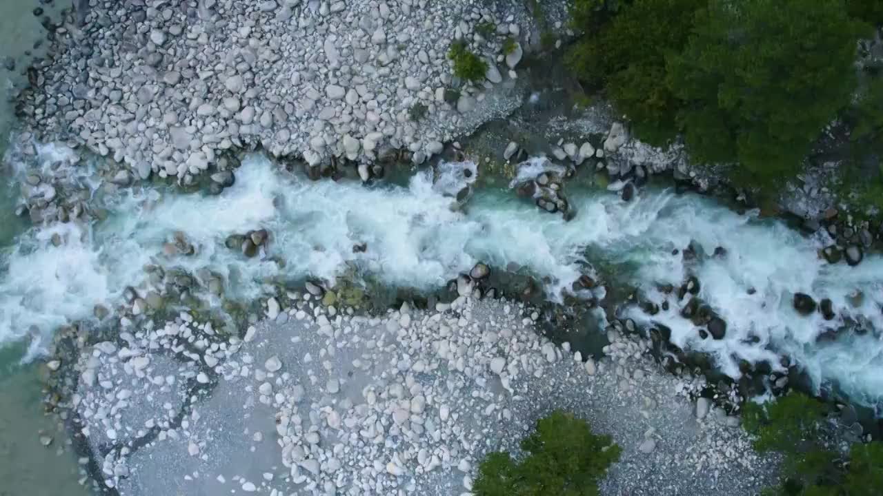 航拍河流交汇处泾渭分明视频素材