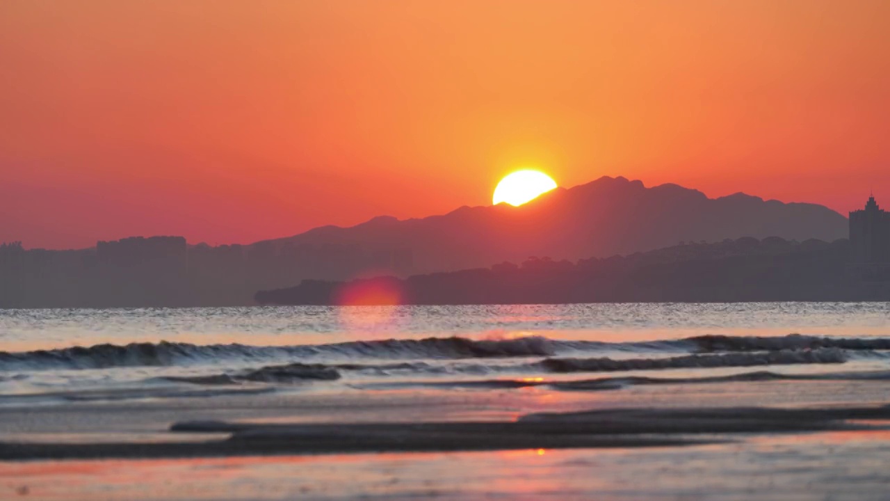 太阳在海面冉冉升起视频素材