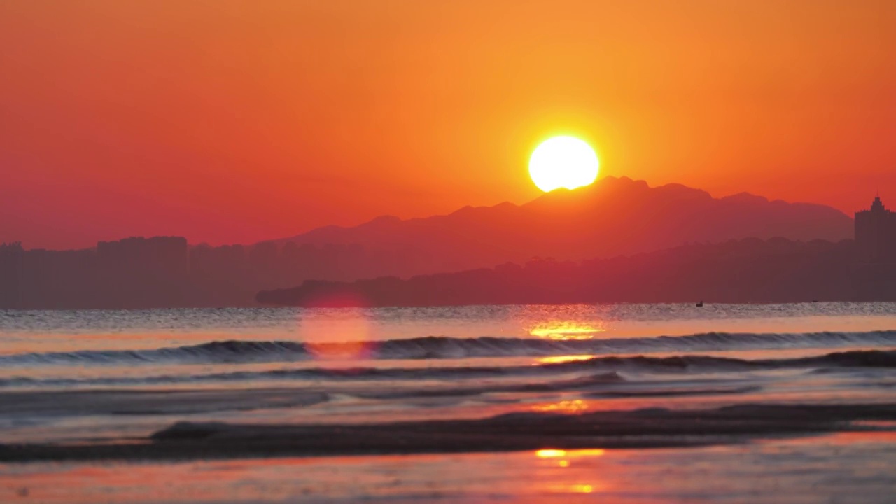 太阳在海面冉冉升起视频素材