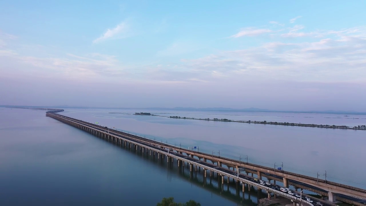 航拍蜿蜒的南京石臼湖特大桥，天空之境视频素材