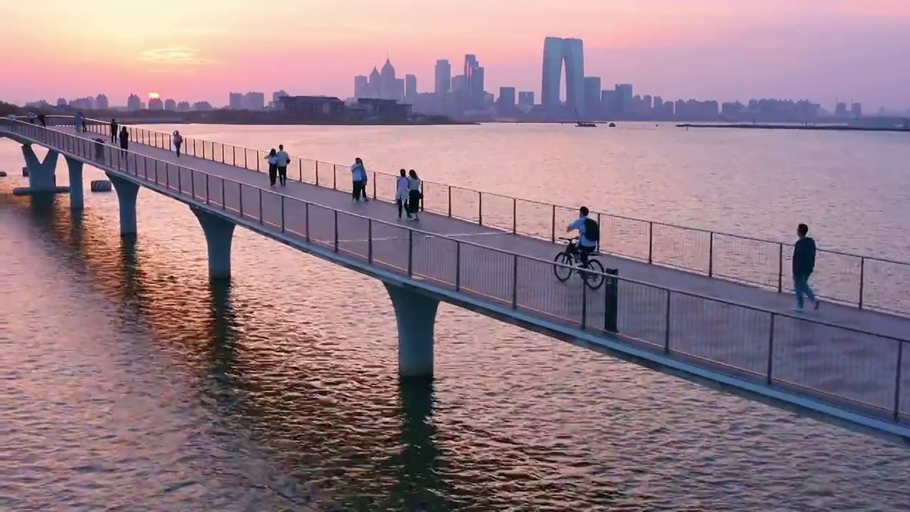 苏州园区日落时分金鸡湖上的风景视频素材