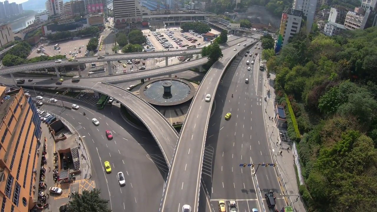 延时城市风光：鸟瞰重庆火车站前的菜园坝立交桥交通车流视频素材