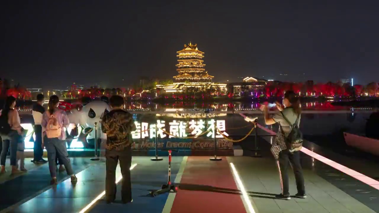 成都龙泉驿东安湖体育公园东安阁和大运会宣传吉祥物夜景大范围延时摄影4K分辨率视频素材