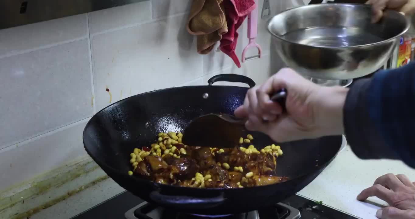 美食烹饪：黄豆烧猪蹄，加水熬煮视频素材