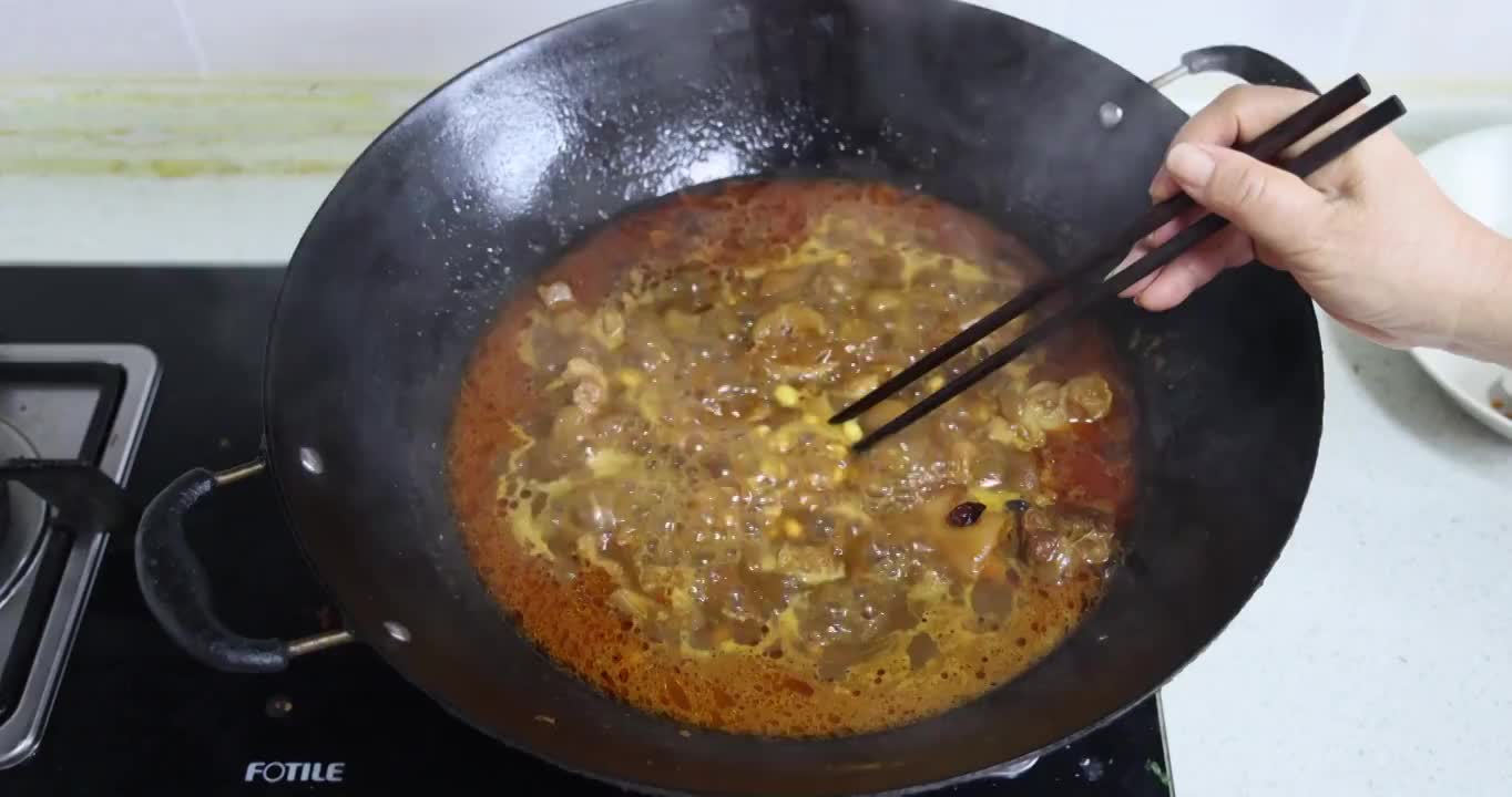 美食烹饪：黄豆烧猪蹄，红烧熬煮视频素材