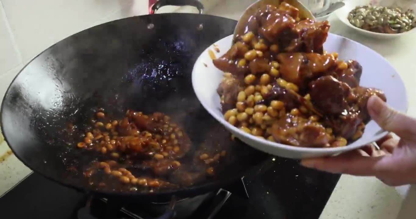 美食烹饪：黄豆烧猪蹄，收汁后装盘视频素材画面1