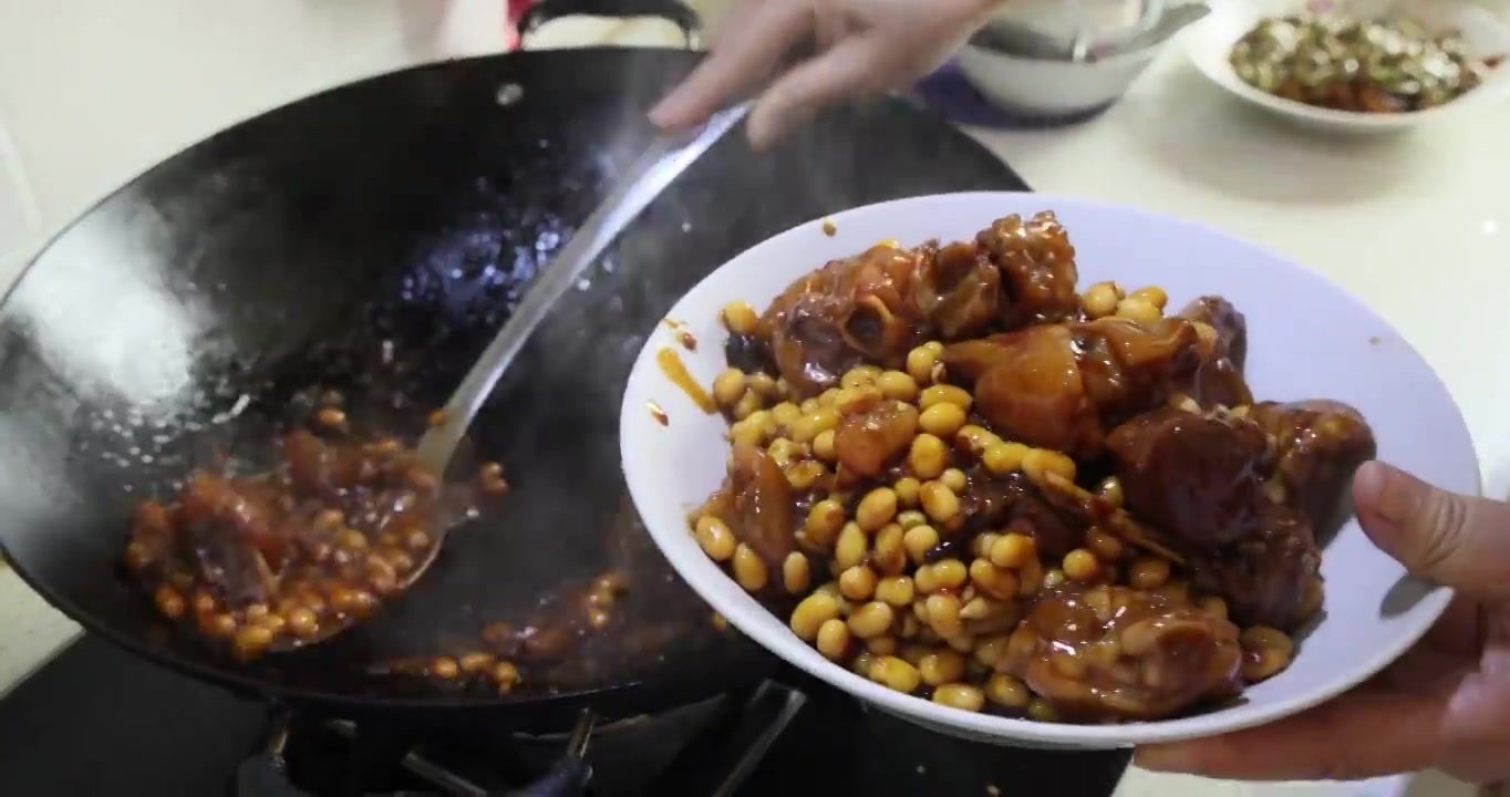 美食烹饪：黄豆烧猪蹄，收汁后装盘视频素材画面2