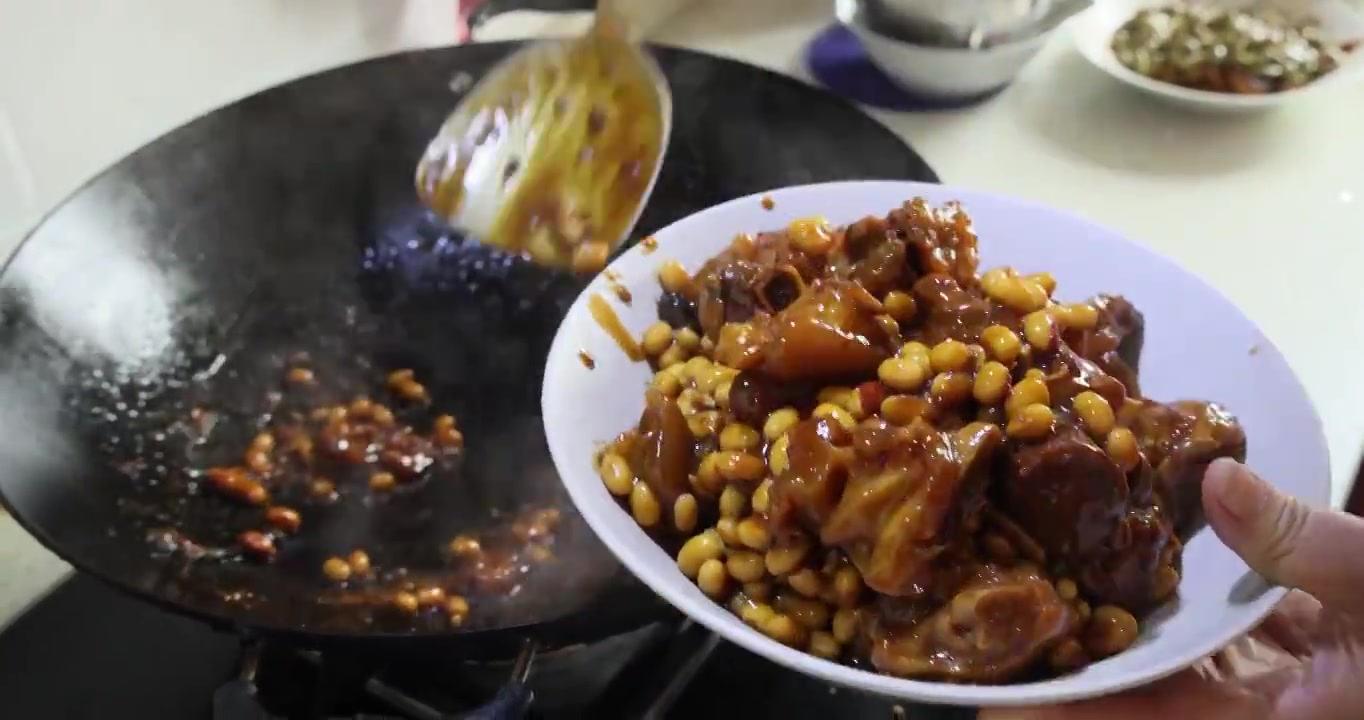 美食烹饪：黄豆烧猪蹄，收汁后装盘视频素材画面3