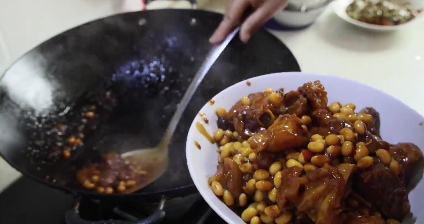 美食烹饪：黄豆烧猪蹄，收汁后装盘视频素材画面4